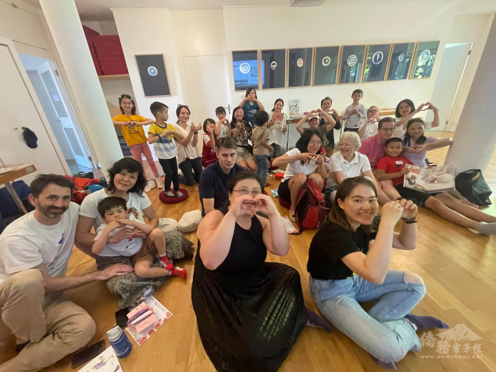 結業式以互動方式，與爸爸媽媽一起學習樂器、唱歌、注音與寫毛筆字，充滿歡樂的笑聲