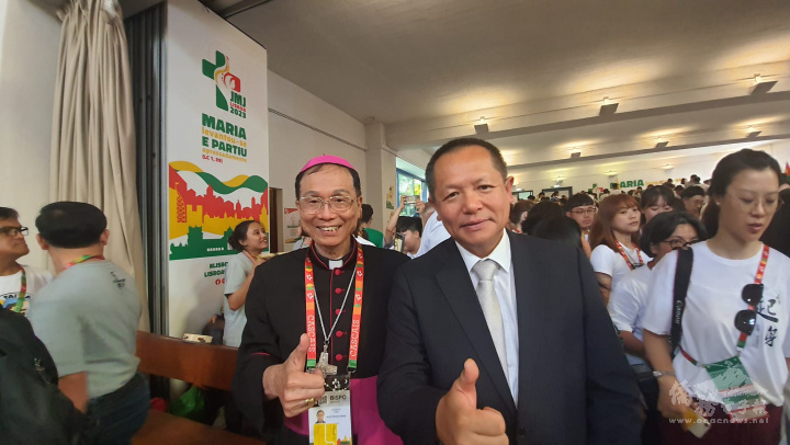 駐葡萄牙代表處大使張崇哲與總主教鍾安住合影。（駐葡萄牙代表處提供）