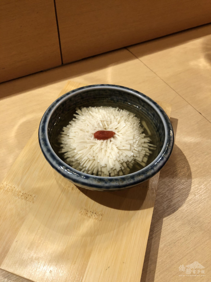 「菊花豆腐」是國宴名菜，以精湛的刀工將平價的豆腐化身為賞心悅目的料理，兼具味覺與視覺饗宴