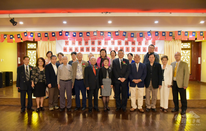 徐佳青、伍健生、陳達偉、前任主席、中華會館職員合影留念