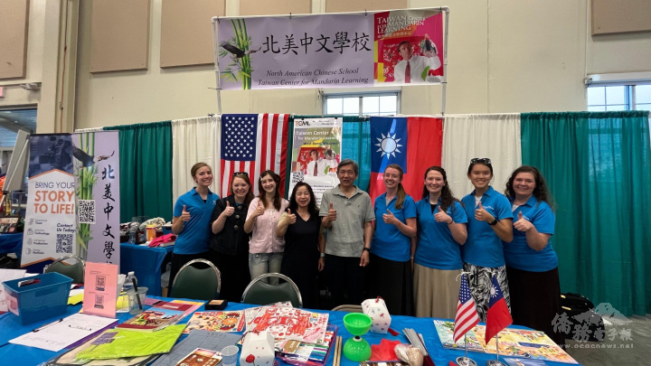 北美中文學校TCML校長黃世珍(左4)及學生們與芝加哥文教中心副主任黃士聰(左5)在臺灣攤位前合影