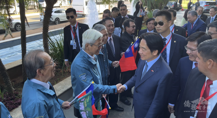 賴清德向現場來迎接的僑胞們逐一握手致意