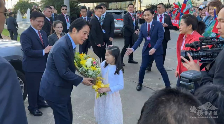 巴拉圭僑界熱烈歡迎賴清德，特別安排臺裔醫生子女獻花