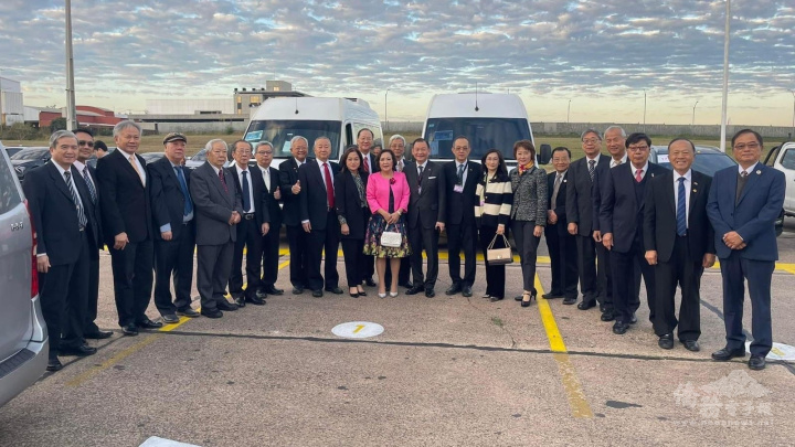駐巴拉圭大使館大使韓志正與亞松森中華會館理事長古美桂帶領來自阿根廷、巴西、智利及巴拉圭重要僑領一同於機場迎接賴清德