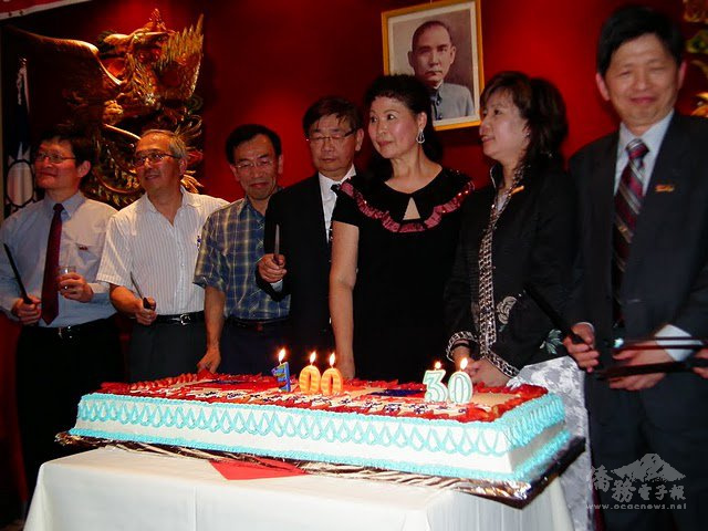 許平宗（左四）和愛城大專校友會各屆會長們，慶祝中華民國臺灣建國百年及愛城大專校友會成立三十周年紀念