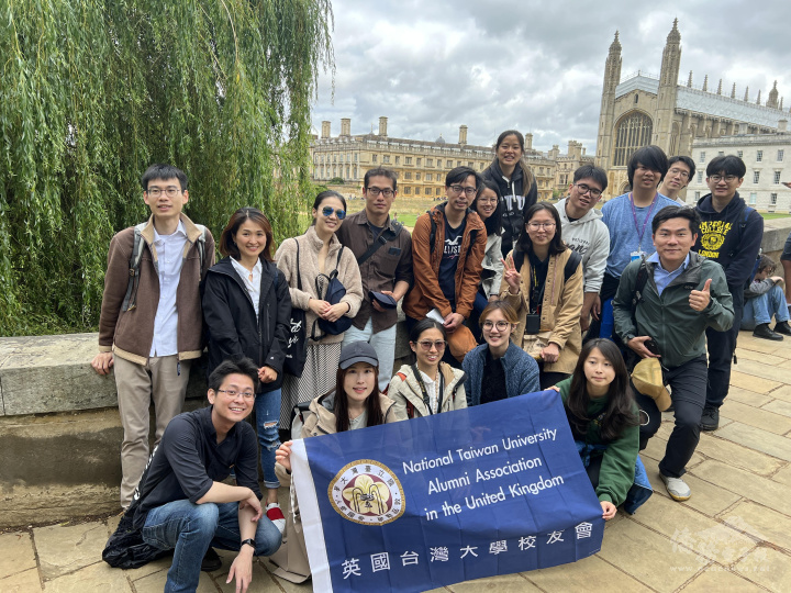 吳明璁積極為學弟妹安排與英國人脈交流的機會，圖為參訪劍橋大學