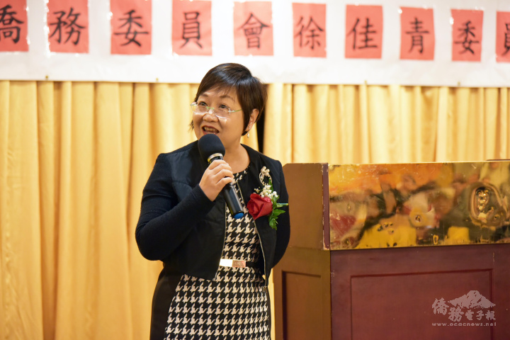 徐佳青致詞感謝中華會館長期舉辦元旦升旗、雙十遊行等愛國活動