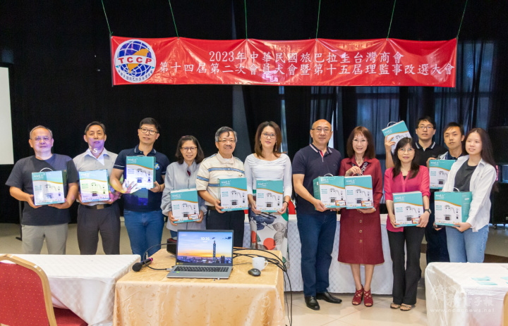 陳正華和參與會前線上主題講座摸彩好禮得主一同合影