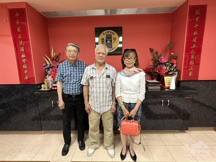 陳碧蓮(右1) 、僑務諮詢委員許平宗(左1)與亞省開平同鄉會會長潘偉強(中)於會所合影