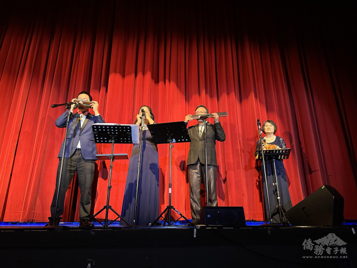 臺灣口琴音樂家李孝明(右2)、臺灣青少年口琴代表張邵齊(左1)與爾灣愛樂口琴樂團（Irvine Fun Play）演奏野宴