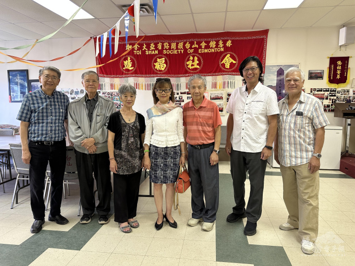 陳碧蓮(中) 、僑務諮詢委員許平宗(左1)與點問頓台山會館會長曹文俊(右2)及會員於會所合影