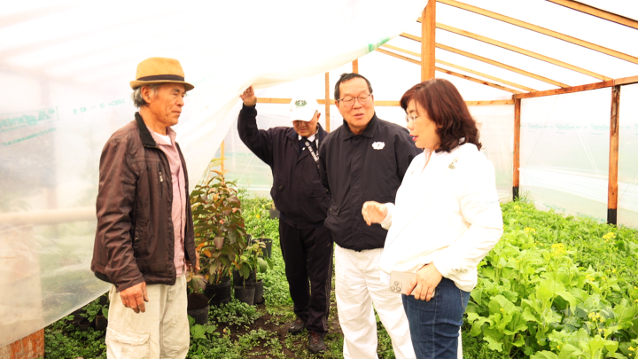 謝妙宏參觀慈濟溫室育苗圃