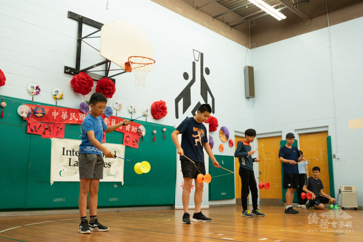 學員舞動心鈴表演
