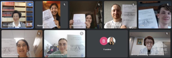 駐奧地利代表處教育組組長王湘月(右下)向大家說明各項入臺事宜及規定。受獎生們開心在鏡頭前展示赴臺通知書。