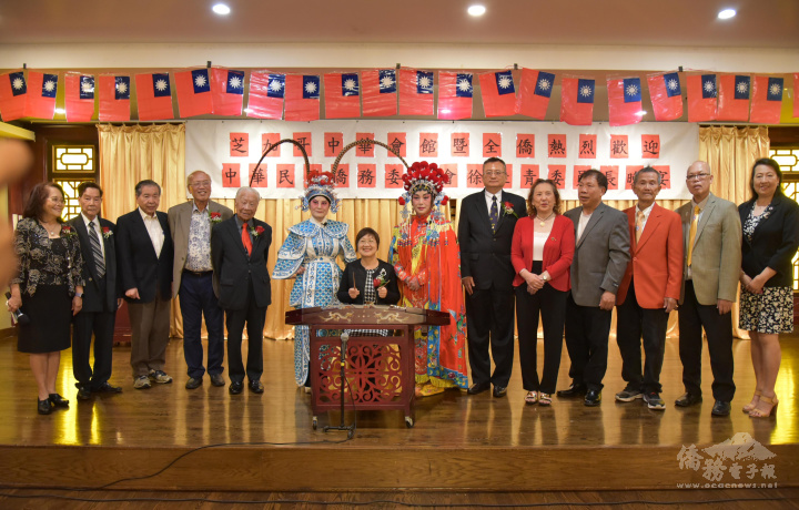 僑委會日前贈送揚琴及二套傳統戲服，徐佳青與大家合影留念