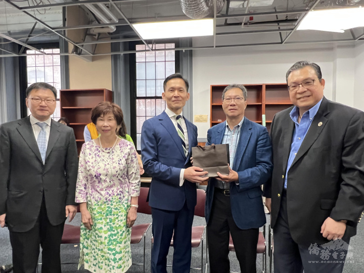 波士頓辦事處新任處長廖朝宏(中) 在波士頓文教中心主任潘昭榮(左一)，僑務委員郭競儒(左二)、陳仕維(右二)陪同中，送上禮物，感謝紐英崙中華公所主席雷國輝(右二)接待