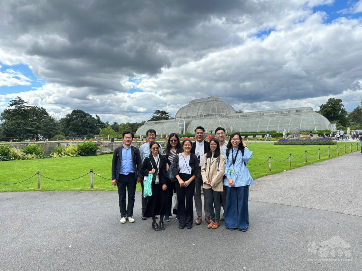 邱園合作案為臺大「國際引水人計劃」的敲門磚，臺大英國校友會理事長吳明璁(左一) 與國際事務處全球關係總監吳霽儒(右四)為幕後推手