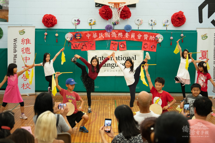 學員表演翻江倒海威風顯舞蹈