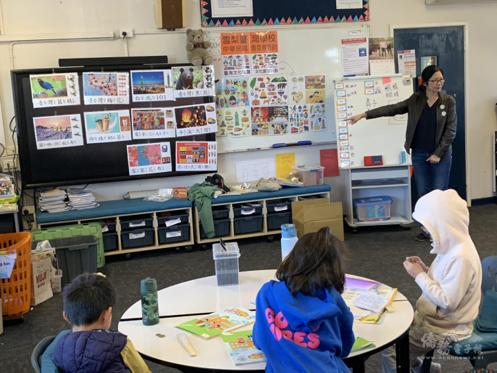 老師解說臺灣文化元素與中文學習