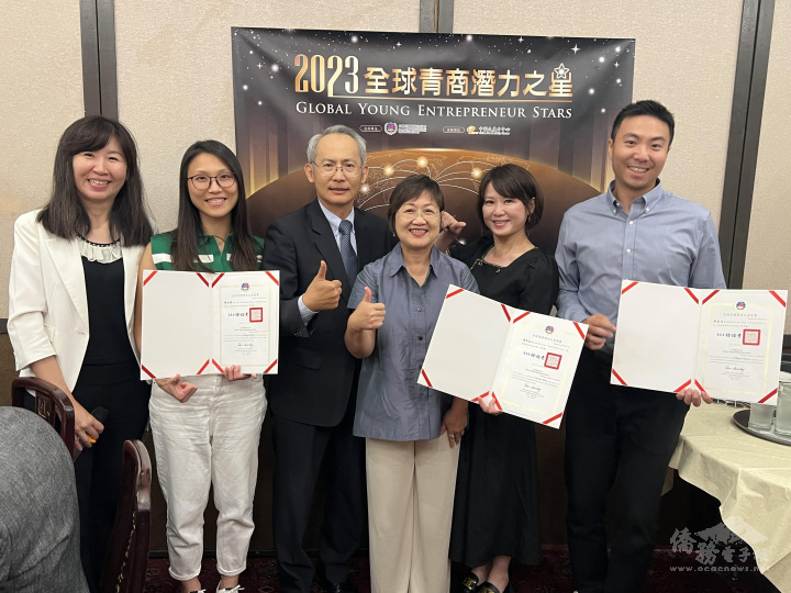 徐佳青(右三)親自頒發全球青商潛力之星證書給灣區三位獲獎青商