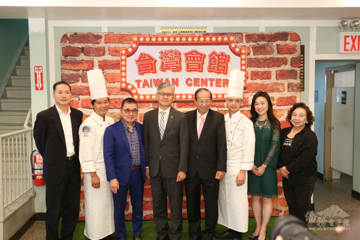 紐約臺灣會館辦理僑委會2023年臺灣美食國際巡迴餐會，眾人合影。