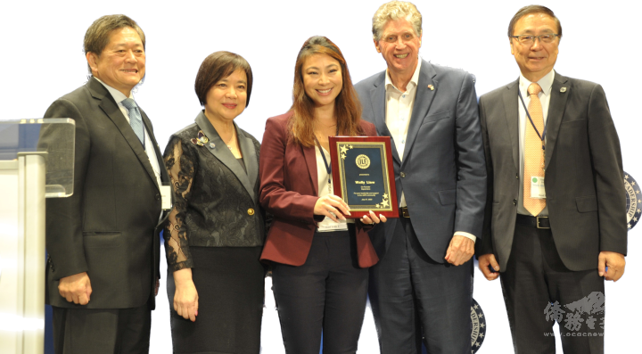 Chanel Chen (中)代表超微電腦公司出席會議並接受頒獎 (國際領袖基金會提供)