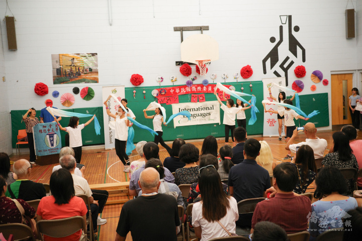 ​  多倫多教育局(TDSB)國際語言課程與維德中文學校青少年夏令營學員表演「人間爛漫」舞蹈。  ​