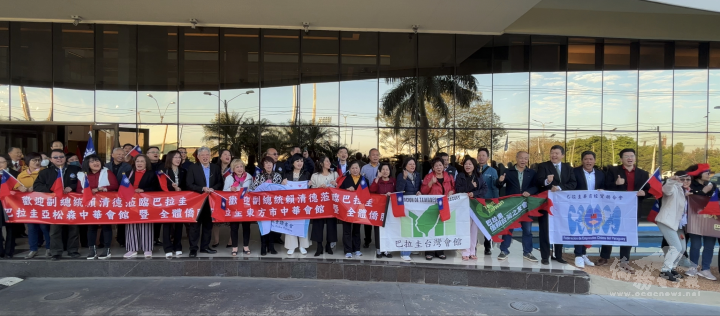 大陣仗的巴拉圭鄉親一同前往下塌酒店迎接副總統賴清德