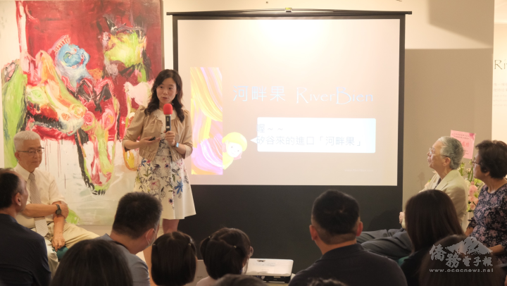 邊歆茹8月5日在臺北市富邦藝庭主持「用心說話 畫家聯展」分享茶會。