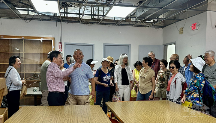 雷國輝和陳台榮在中華公所正維修的房間中，招呼食健會成員。圖片由陳台榮提供