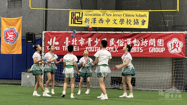 團員表演踢毽子