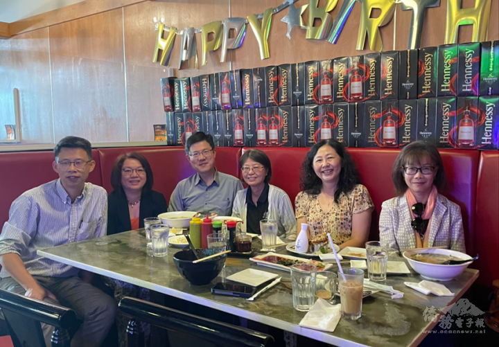 駐溫哥華辦事處僑務組組長陳碧蓮(右1)與僑務秘書黃慶育(左3)及愛城臺灣同鄉會會長何薇(左2) 、前會長曾添財(左1)及幹部合影