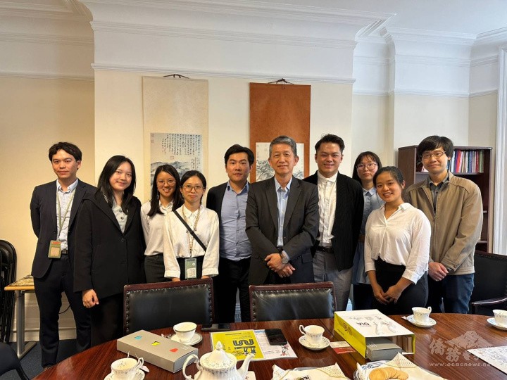 臺大國際事務處團隊訪英期間，與本屆實習生一同拜訪駐英國代表處教育組。右五為教育組組長畢祖安