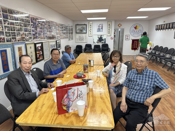 陳碧蓮(右2) 、僑務諮詢委員許平宗(右1)與愛城客屬崇正會名譽會長彭炳華(左1)及幹部合影