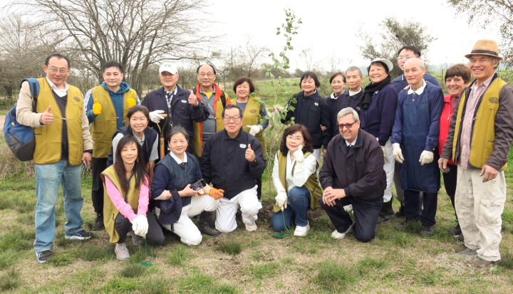 駐阿根廷代表處大使謝妙宏(第一排右二)、長榮海運阿根廷分公司總經理蔡啟勝(第二排左二) 與阿根廷慈濟志工於完成植樹後大合照