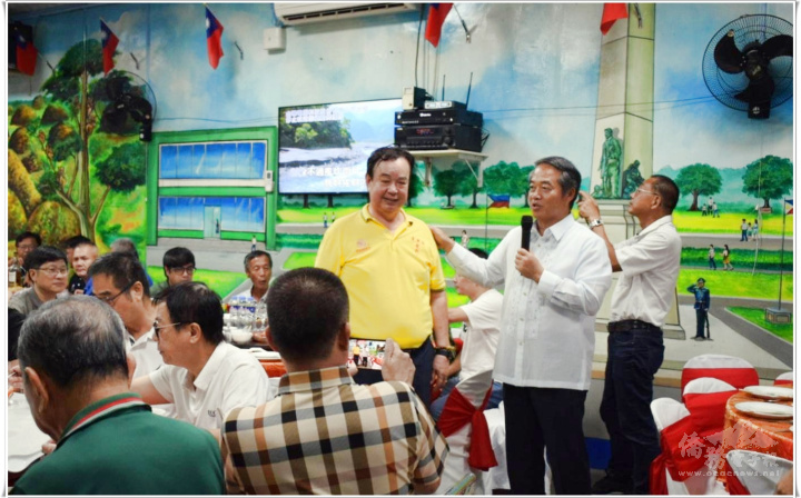 駐菲律賓代表處大使周民淦讚許龍和宮主任委員謝儀和的善心義舉