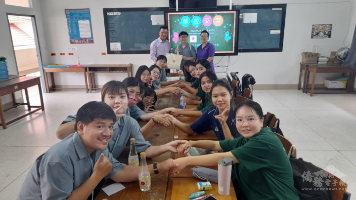 臺東大學教學團參訪團與泰北華雲學校高中三師生交流