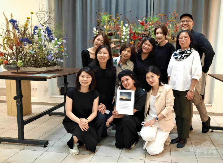 學員們與花藝作品合影