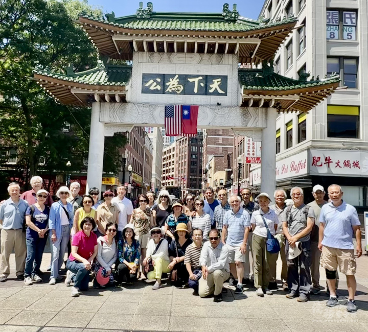 波士頓食健會在華埠牌樓前留影。圖片由陳台榮提供