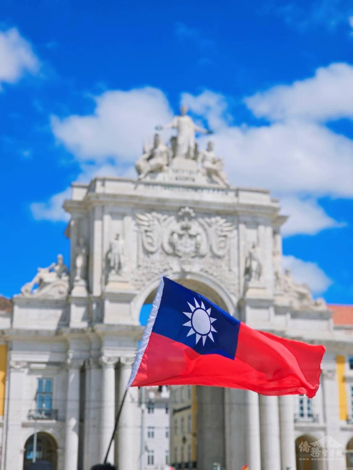 高舉國旗，讓世界看見臺灣。（攝影︰蔡宗穎/臺灣天主教會主教團青年組提供）