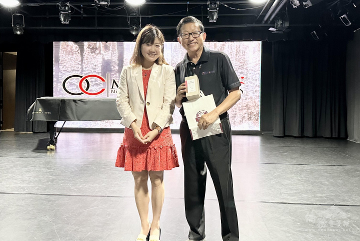 橙僑中心蕭蓓如主任致贈日月潭紅茶給張祥華