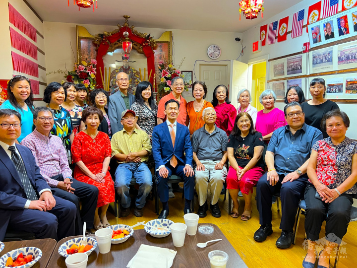 廖朝宏拜會紐英崙余風采堂。前排右起，余麗媖，陳仕維、余寶愛、余超群，廖朝宏處長，余立昌，郭競儒，雷國輝，潘昭榮