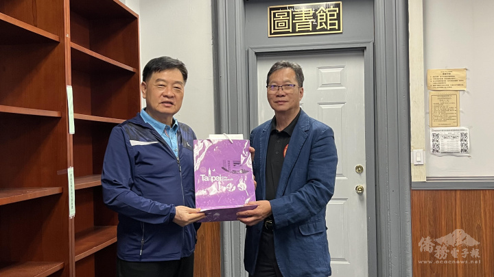 臺北市議員王孝維代表訪問團送紀念品給中華公所主席雷國輝