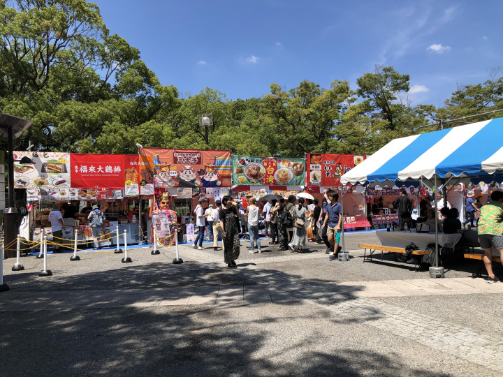 現場各式各樣攤位，會場總共有34間飲食攤位及12家臺灣相關攤位。