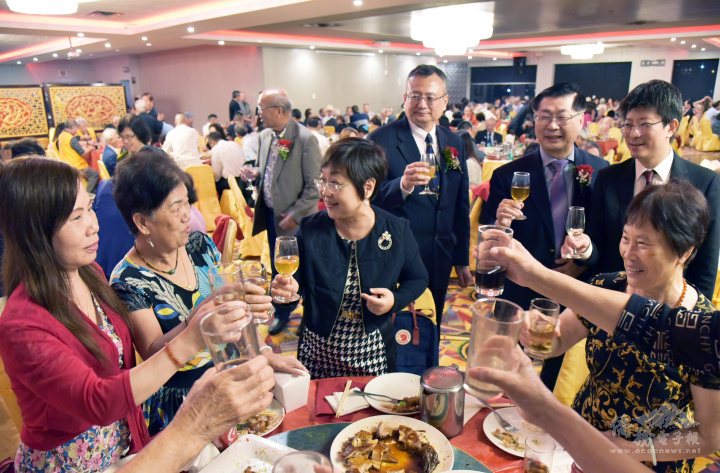 徐佳青逐桌致意，與僑界人士打成一片