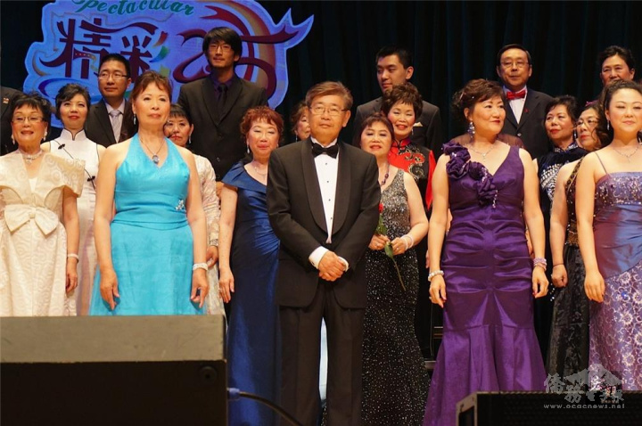 許平宗（左三）也是愛城大專校友會合唱團指揮，多埸演唱會觀眾爆滿坐無虛席