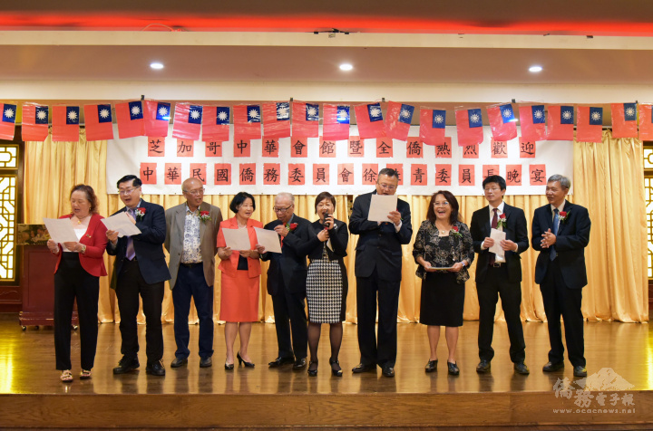 徐佳青、類延峰、辦事處、文教中心同仁、徐曙明、伍健生、陳達偉一同獻唱《高山青》