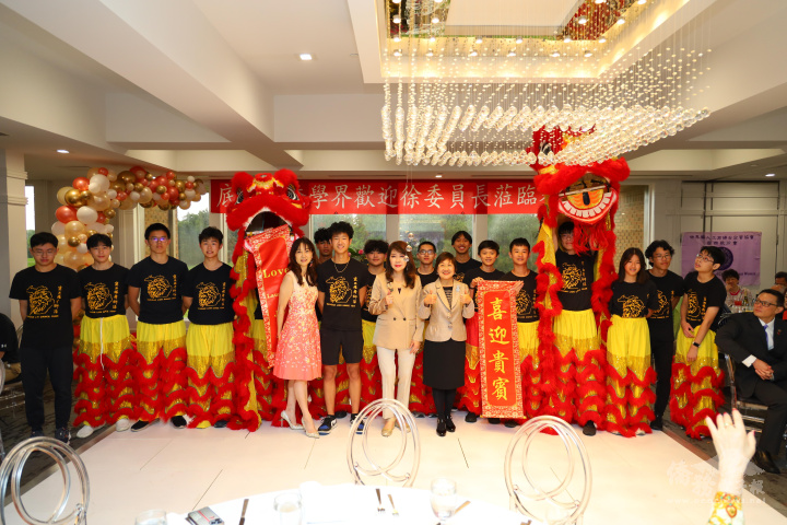 密西根舞獅隊以熱鬧的舞獅歡迎徐佳青到訪