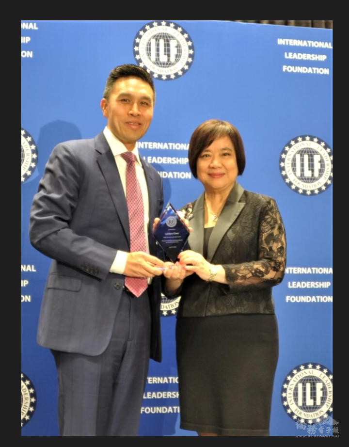 陳仁宜(左)獲得「公共服務獎」國際領袖基金會會長董繼玲(右)親自頒獎(國際領袖基金會提供)