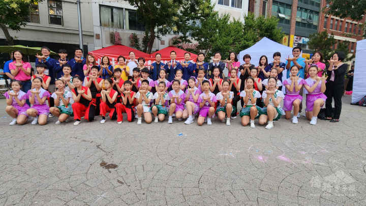 臺北市青少年民俗運動訪問團和嘉賓合影